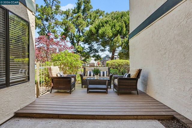 210 Carob Ln, Alameda, CA 94502