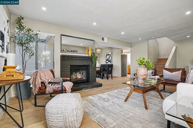 210 Carob Ln, Alameda, CA 94502