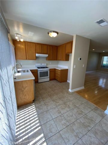 19200 Haynes Street 4, Reseda, CA 91335