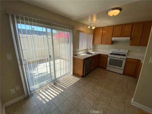 19200 Haynes Street 4, Reseda, CA 91335