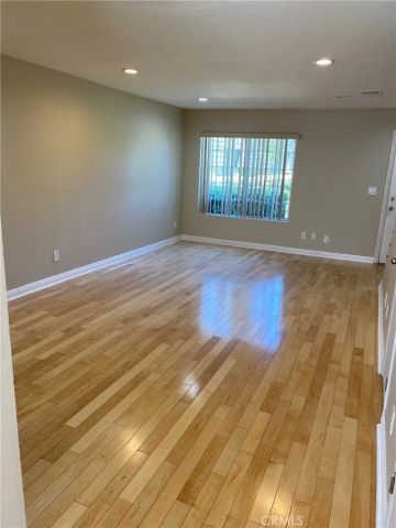 19200 Haynes Street 4, Reseda, CA 91335