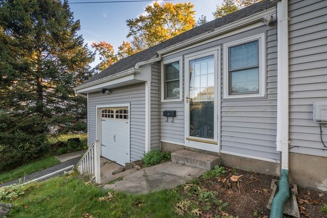 95 Benz St, Springfield, MA 01118