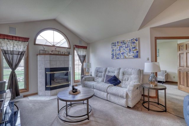 940 Spyglass HILL, Waterford, WI 53185