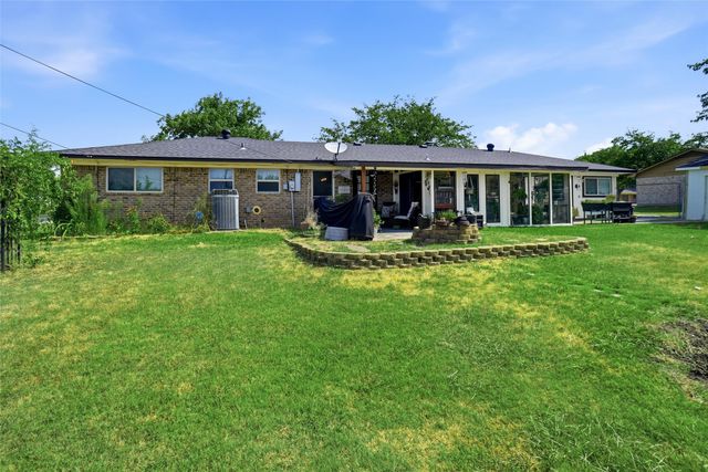 902 Meadowcreek Street, Krum, TX 76249