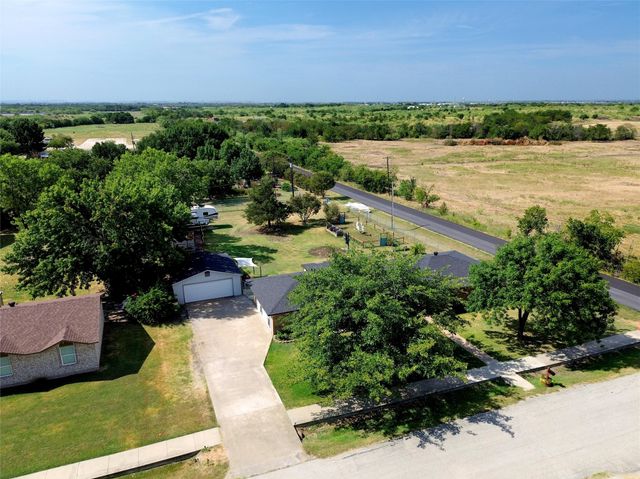 902 Meadowcreek Street, Krum, TX 76249
