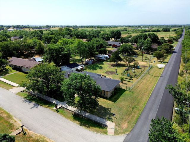902 Meadowcreek Street, Krum, TX 76249