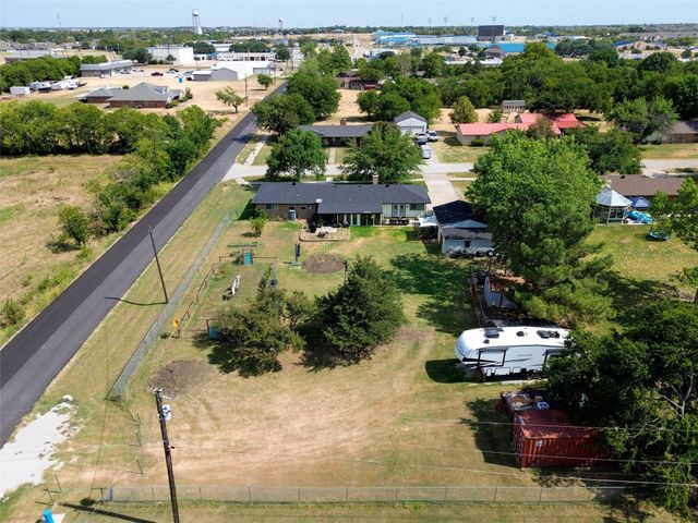 902 Meadowcreek Street, Krum, TX 76249