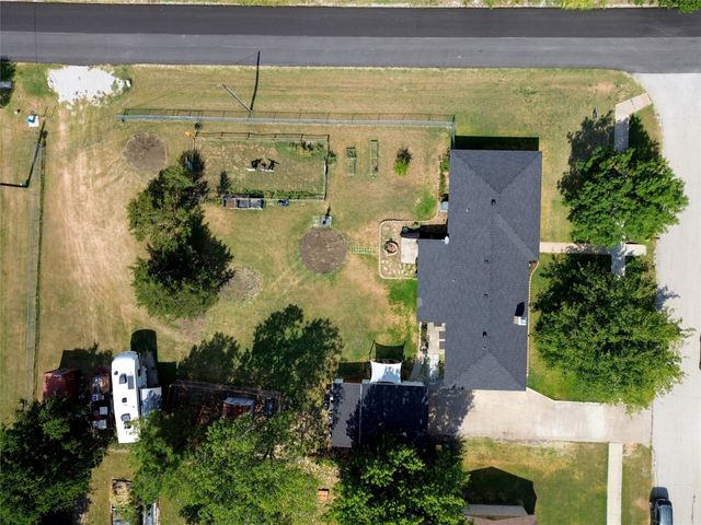 902 Meadowcreek Street, Krum, TX 76249