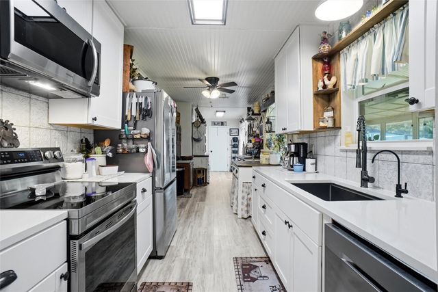 902 Meadowcreek Street, Krum, TX 76249