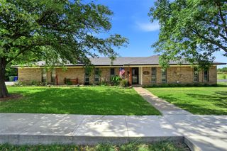 902 Meadowcreek Street, Krum, TX 76249