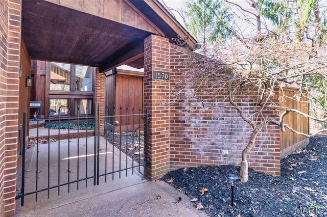 1570 Paradise Valley Drive, High Ridge, MO 63049