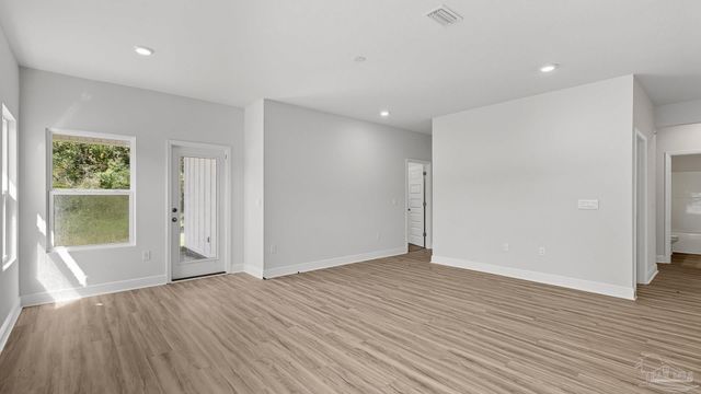 2042 Wiregrass St, Navarre, FL 32566