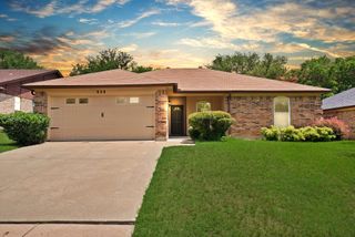 929 Thistle Ridge Lane, Arlington, TX 76017