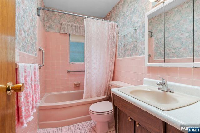 380 Howard Street, Twp Of Washington, NJ 07676