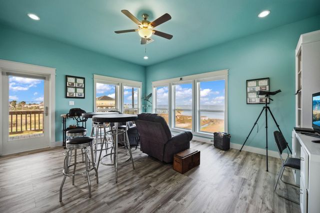 1042 N Margaret Road, Gilchrist, TX 77617