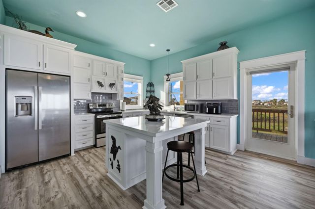 1042 N Margaret Road, Gilchrist, TX 77617