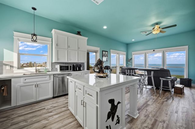 1042 N Margaret Road, Gilchrist, TX 77617