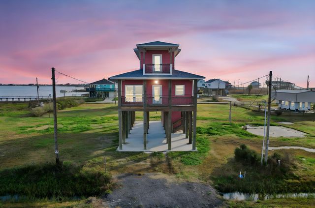 1042 N Margaret Road, Gilchrist, TX 77617