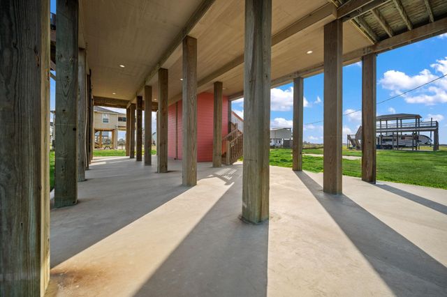 1042 N Margaret Road, Gilchrist, TX 77617