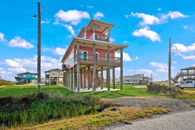 1042 N Margaret Road, Gilchrist, TX 77617