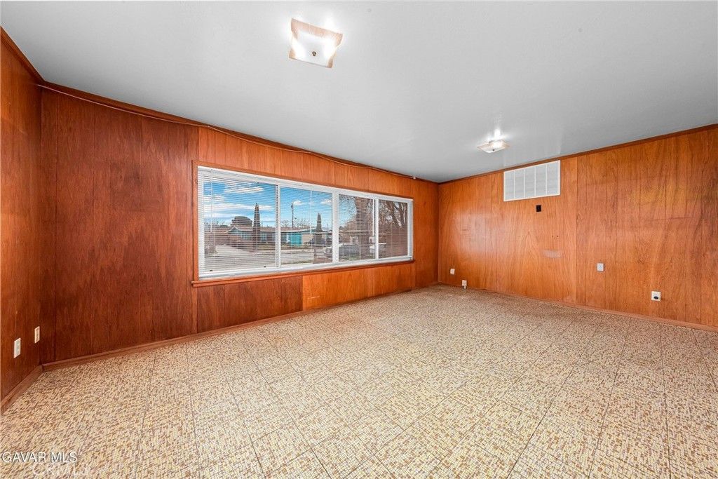 Image 19 of property listing at 2149 E Avenue Q1, Palmdale, CA 93550