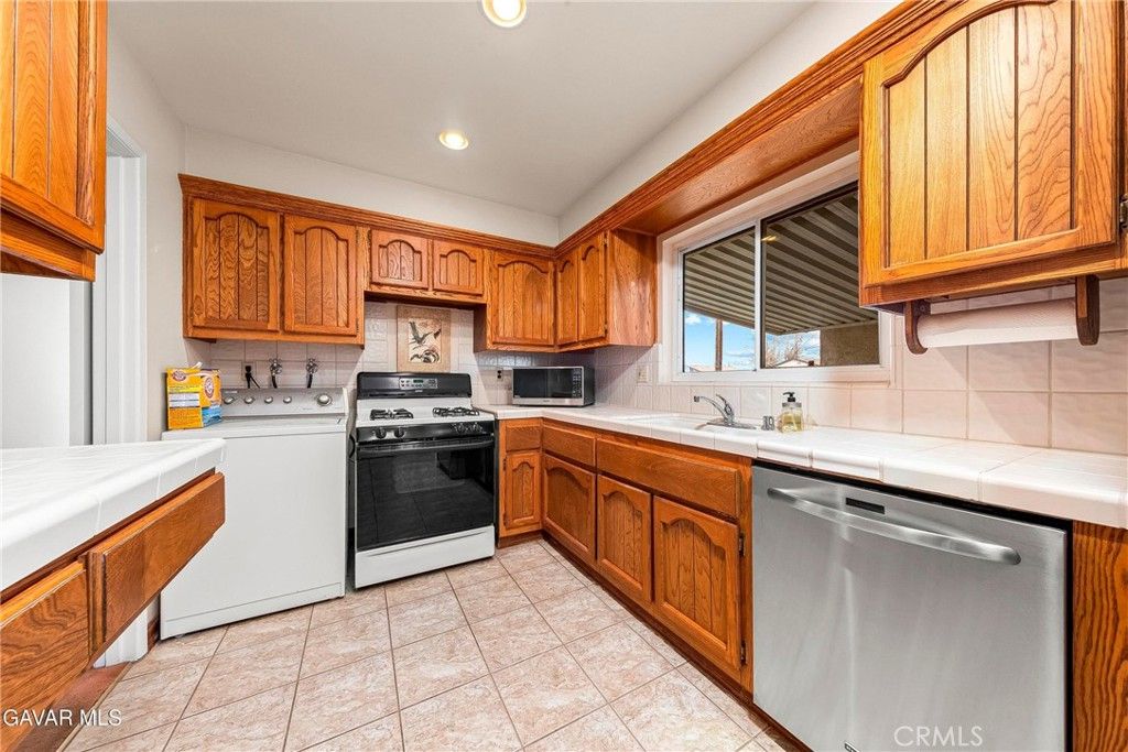 Image 7 of property listing at 2149 E Avenue Q1, Palmdale, CA 93550