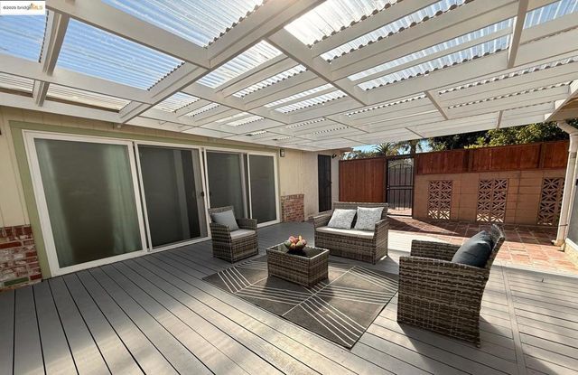 17453 Via Valencia, San Lorenzo, CA 94580