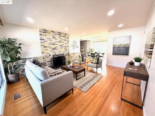 17453 Via Valencia, San Lorenzo, CA 94580