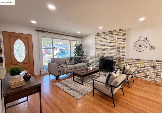 17453 Via Valencia, San Lorenzo, CA 94580