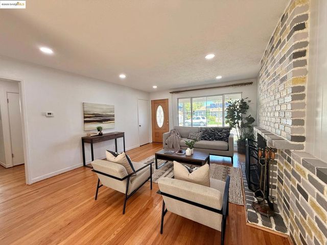 17453 Via Valencia, San Lorenzo, CA 94580