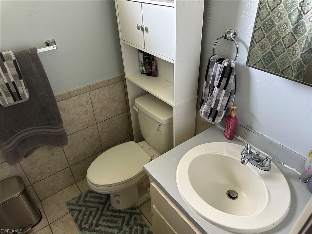 Image 10 of property listing at 2124 NE 7th PL, Cape Coral, FL 33909