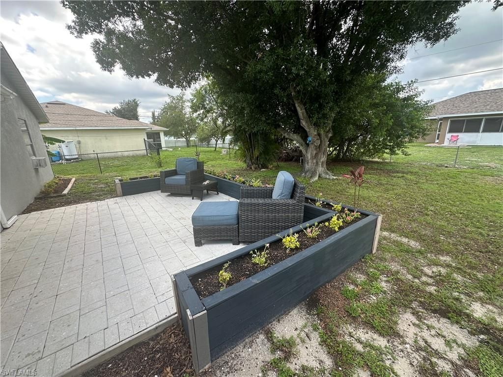 Image 18 of property listing at 2124 NE 7th PL, Cape Coral, FL 33909