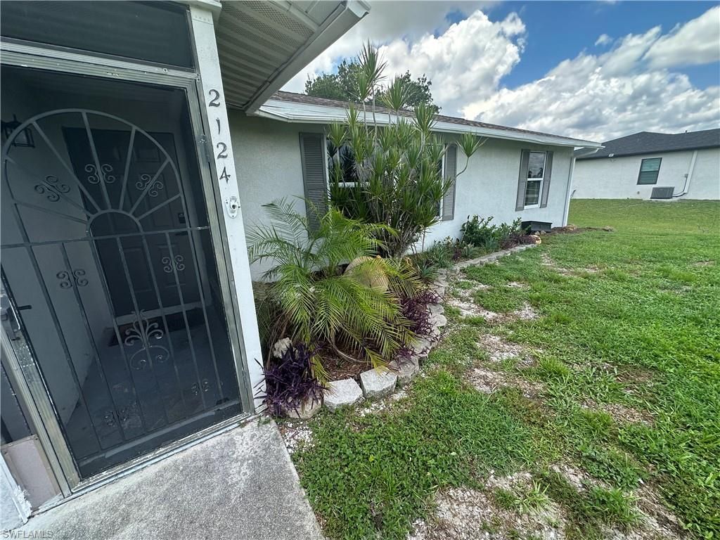 Image 21 of property listing at 2124 NE 7th PL, Cape Coral, FL 33909