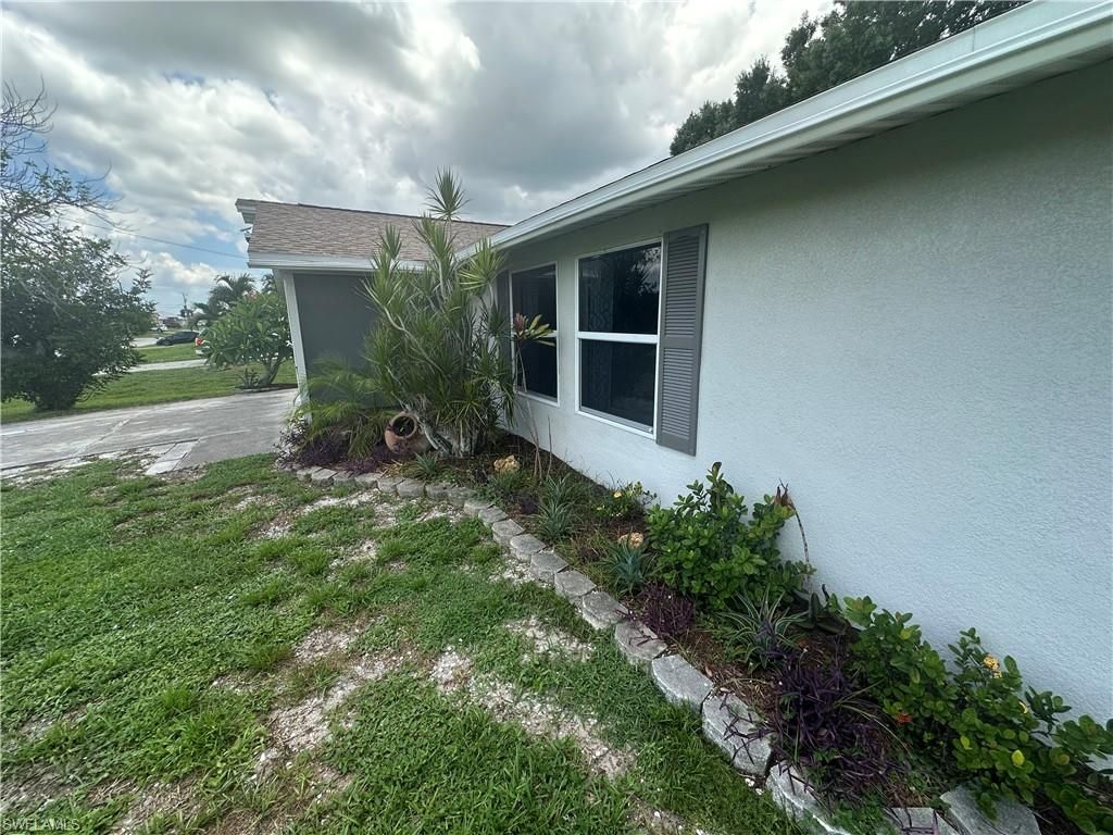 Image 22 of property listing at 2124 NE 7th PL, Cape Coral, FL 33909