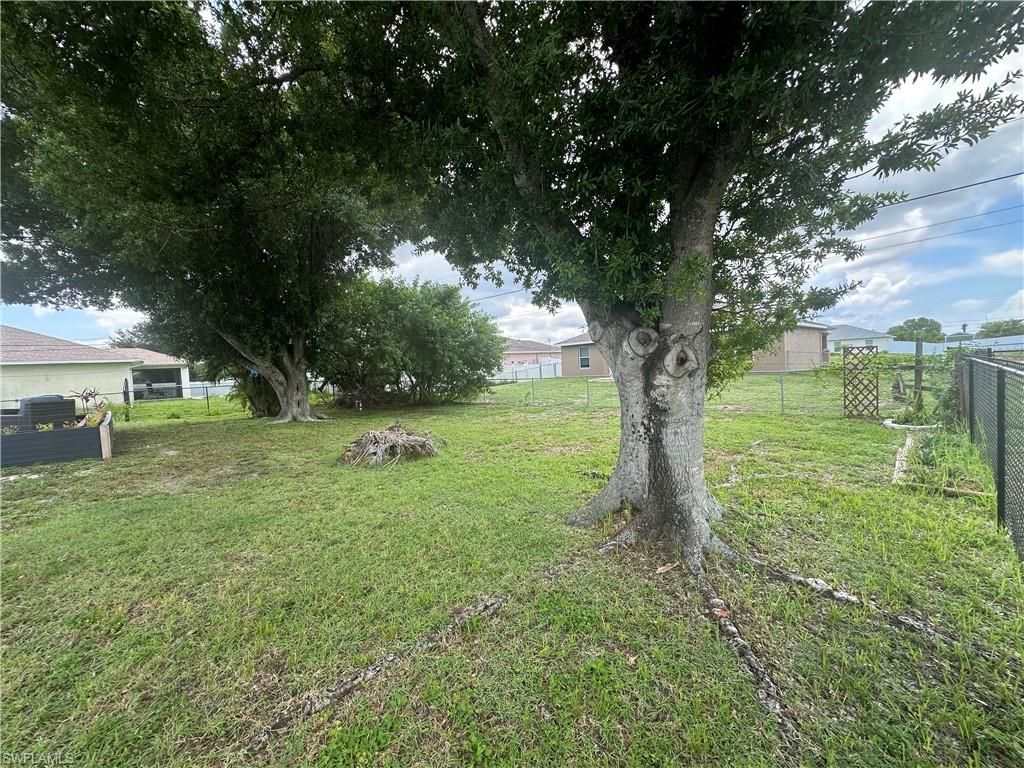 Image 25 of property listing at 2124 NE 7th PL, Cape Coral, FL 33909