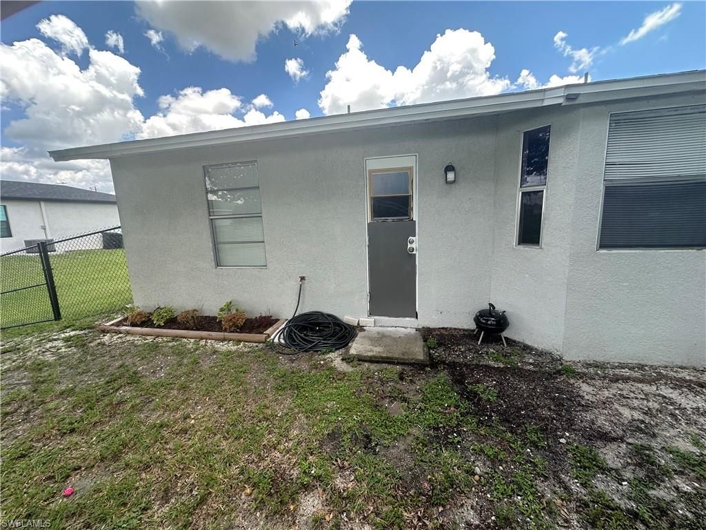 Image 27 of property listing at 2124 NE 7th PL, Cape Coral, FL 33909