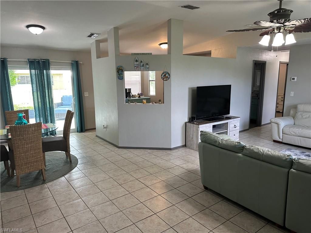 Image 3 of property listing at 2124 NE 7th PL, Cape Coral, FL 33909