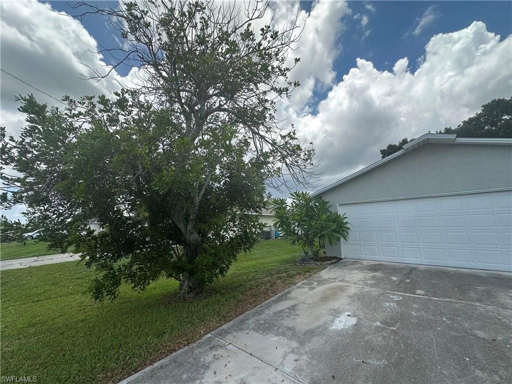 Image 31 of property listing at 2124 NE 7th PL, Cape Coral, FL 33909