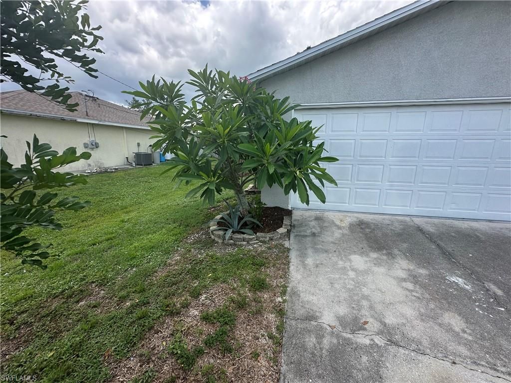 Image 32 of property listing at 2124 NE 7th PL, Cape Coral, FL 33909