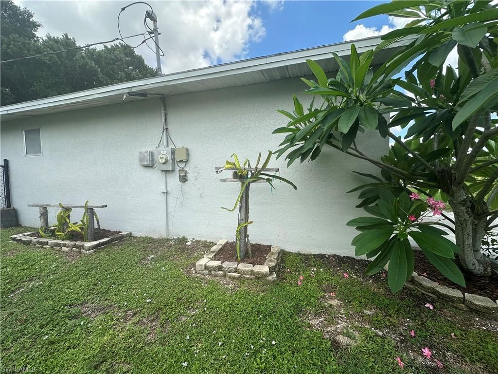 Image 33 of property listing at 2124 NE 7th PL, Cape Coral, FL 33909