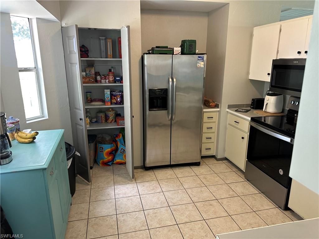 Image 5 of property listing at 2124 NE 7th PL, Cape Coral, FL 33909