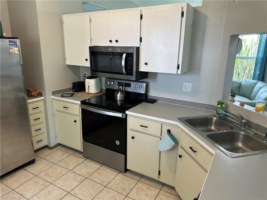 Image 6 of property listing at 2124 NE 7th PL, Cape Coral, FL 33909