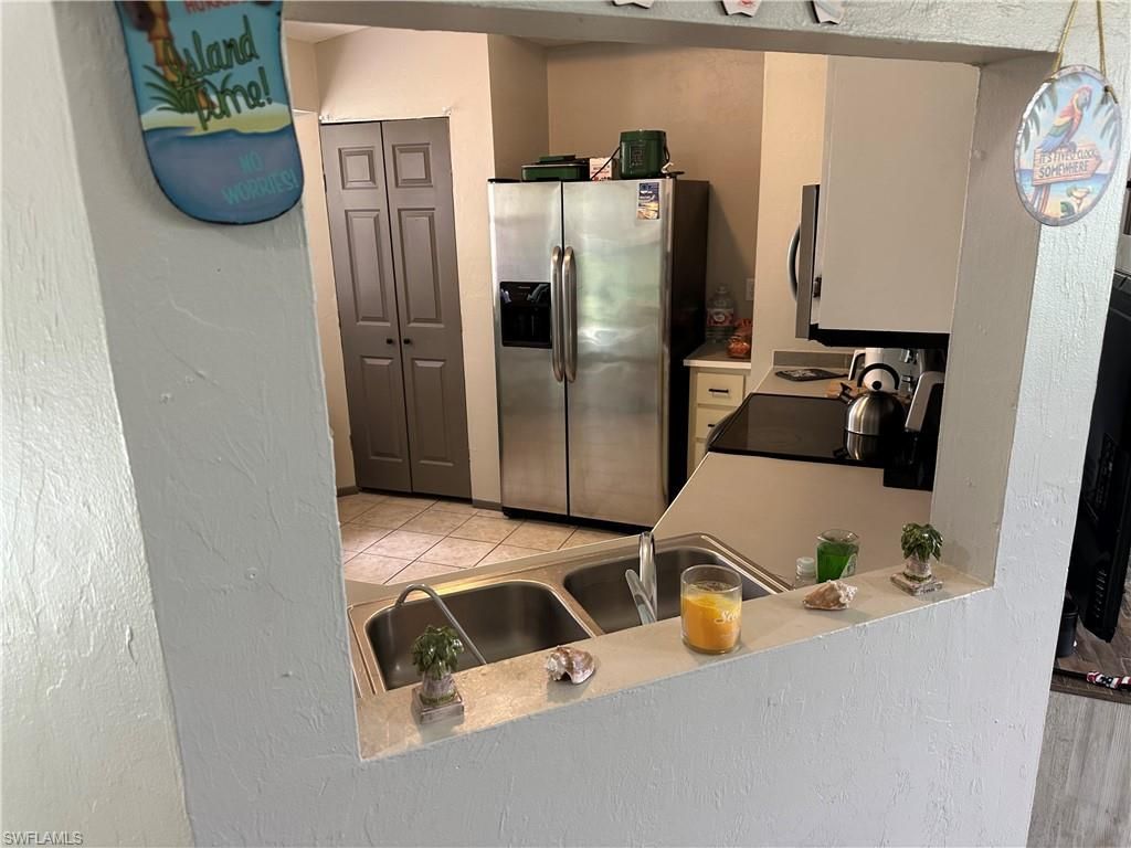 Image 8 of property listing at 2124 NE 7th PL, Cape Coral, FL 33909