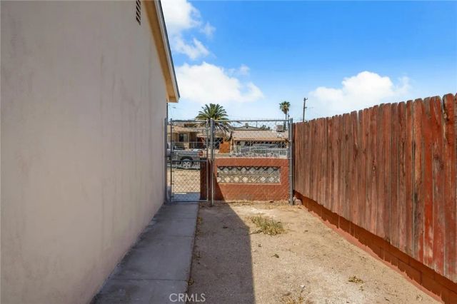 904 E Virginia Way, Barstow, CA 92311