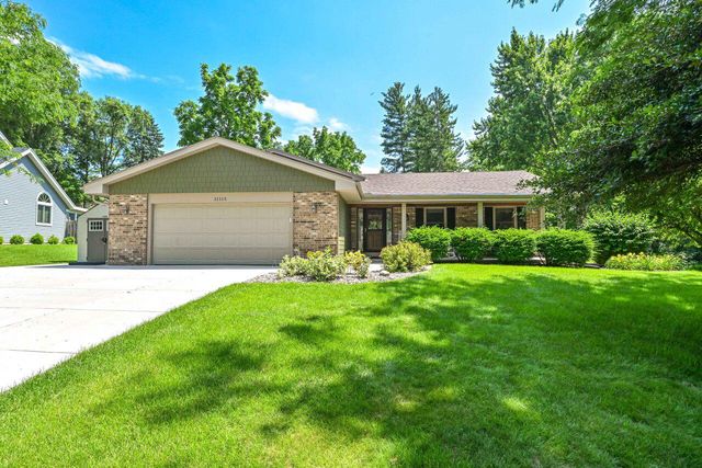 11115 W Drake LANE, Franklin, WI 53132