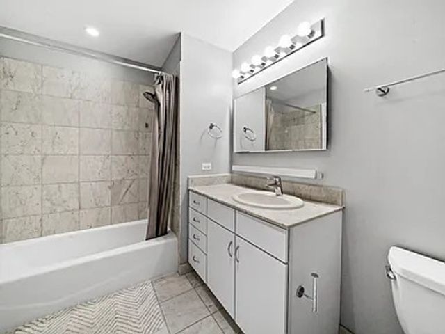 860 W Blackhawk Street 2401, Chicago, IL 60642