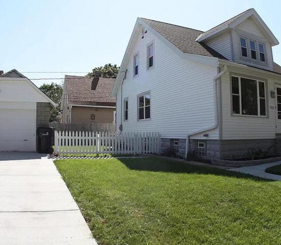 3731 W Dorothy PLACE, Milwaukee, WI 53215