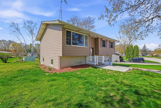 911 Mayer LANE, Mayville, WI 53050
