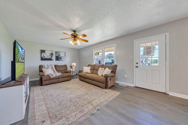 6400 Stewartsville RD, Moneta, VA 24121