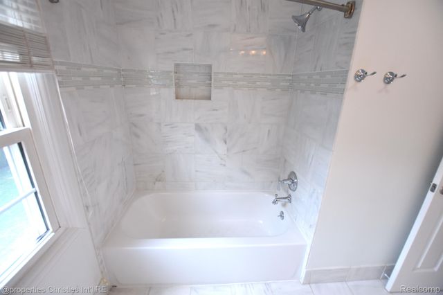 4217 COVERED BRIDGE Road, Bloomfield Charter Township, MI 48302